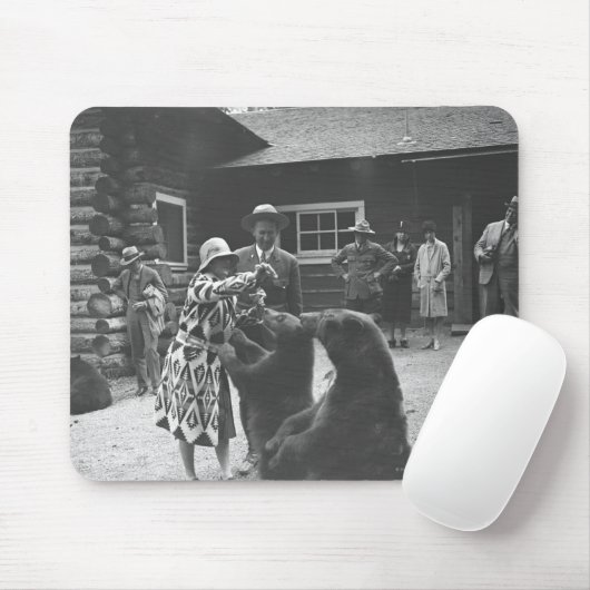 Vrouwen voeden beren. muismat (Met muis)