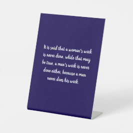 Vrouwen vs mannen werk quote reclamebord met voetstuk