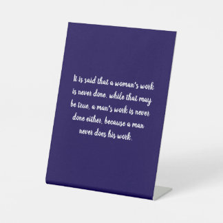 Vrouwen vs mannen werk quote reclamebord met voetstuk