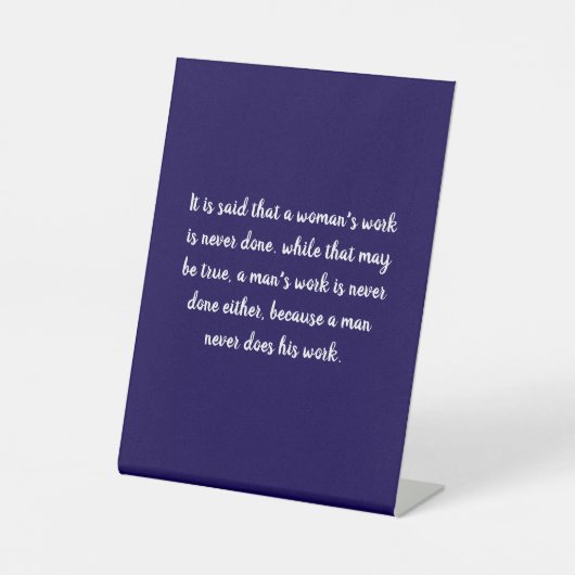 Vrouwen vs mannen werk quote reclamebord met voetstuk (Voorkant)