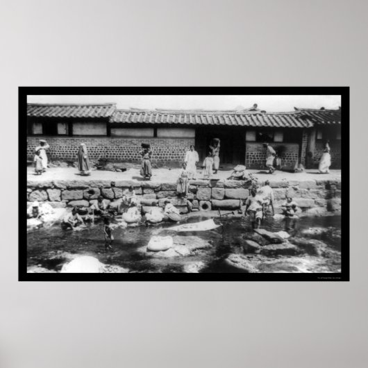 Vrouwen wassen wasgoed in een stream in Korea 1895 Poster (Voorkant)