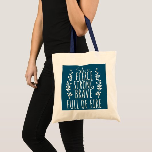 Vrouwen Ze is een sterke bruidsschat vol vuur Tote Bag (Voorkant (product))