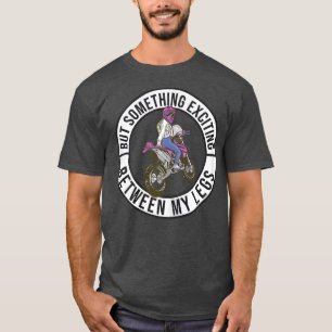 Vrouwen zetten iets spannends tussen mijn Legs Mot T-shirt