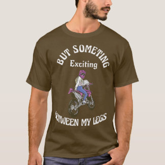 Vrouwen zetten iets spannends tussen mijn Legs Mot T-shirt