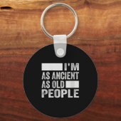 Vrouwen zijn zo oud als oude mensen v-hals sleutelhanger (Voorkant)