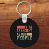 Vrouwen zijn zo oud als oude mensen v-hals sleutelhanger (Voorkant)