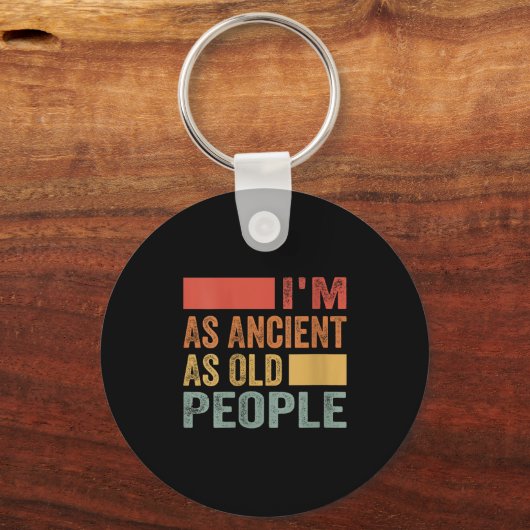 Vrouwen zijn zo oud als oude mensen v-hals sleutelhanger (Voorkant)