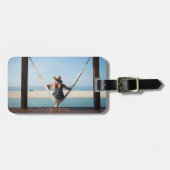 Vrouwen zitten op een hammock in een klein hotel bagagelabel (Voorkant horizontaal)