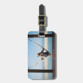 Vrouwen zitten op een hammock in een klein hotel bagagelabel (Voorkant verticaal)