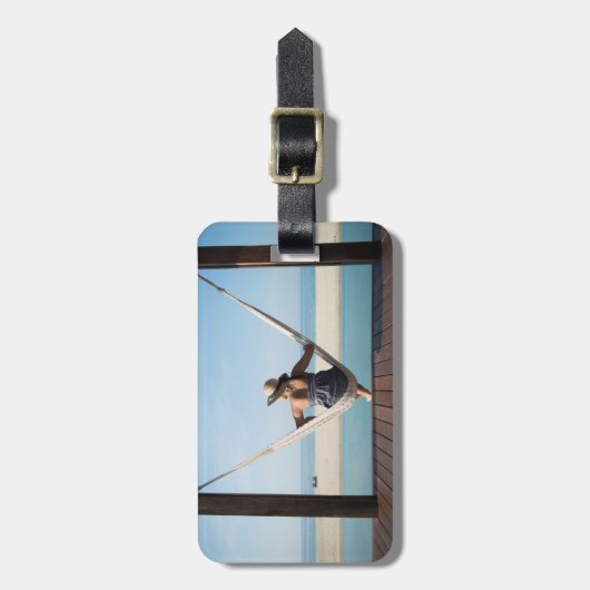 Vrouwen zitten op een hammock in een klein hotel bagagelabel (Voorkant verticaal)