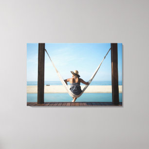 Vrouwen zitten op een hammock in een klein hotel canvas afdruk