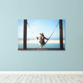 Vrouwen zitten op een hammock in een klein hotel canvas afdruk (Insitu (Houten vloer))