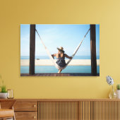 Vrouwen zitten op een hammock in een klein hotel canvas afdruk (Insitu (Woonkamer))