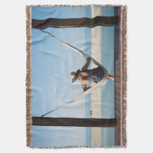 Vrouwen zitten op een hammock in een klein hotel deken (Voorkant Verticaal)