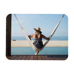 Vrouwen zitten op een hammock in een klein hotel magneet