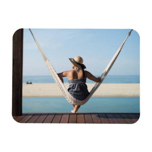 Vrouwen zitten op een hammock in een klein hotel magneet (Horizontaal)