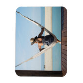 Vrouwen zitten op een hammock in een klein hotel magneet (Verticaal)