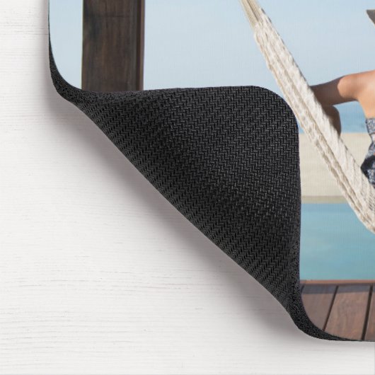 Vrouwen zitten op een hammock in een klein hotel muismat (Hoek)