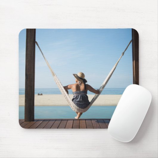 Vrouwen zitten op een hammock in een klein hotel muismat (Met muis)