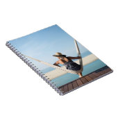 Vrouwen zitten op een hammock in een klein hotel notitieboek (Rechterzijde)