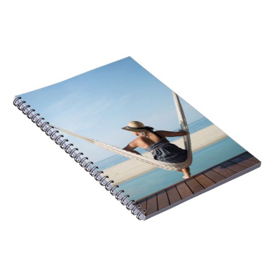 Vrouwen zitten op een hammock in een klein hotel notitieboek (Rechterzijde)