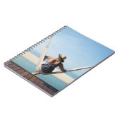 Vrouwen zitten op een hammock in een klein hotel notitieboek (Linkerzijde)