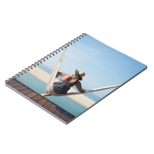 Vrouwen zitten op een hammock in een klein hotel notitieboek (Linkerzijde)