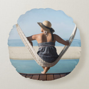 Vrouwen zitten op een hammock in een klein hotel rond kussen