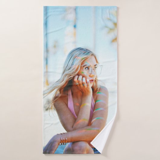 Vrouwen zwaaien haar haar met de wind badhanddoek (Badhanddoek)