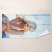 Vrouwen zwaaien haar haar met de wind badhanddoek (Badhanddoek)