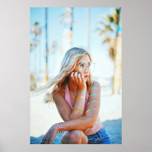 Vrouwen zwaaien haar haar met de wind poster