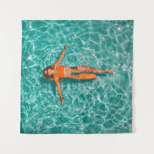 Vrouwen zwemmen alleen in het waterlichaam wandkleed