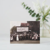 Vrouwengroep met banner briefkaart (Staand voorkant)