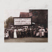 Vrouwengroep met banner briefkaart (Voorkant)