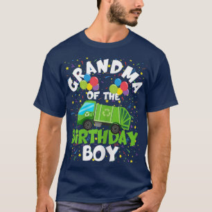 Vrouwengrootmoeder van de geboorte jongen die vuil t-shirt