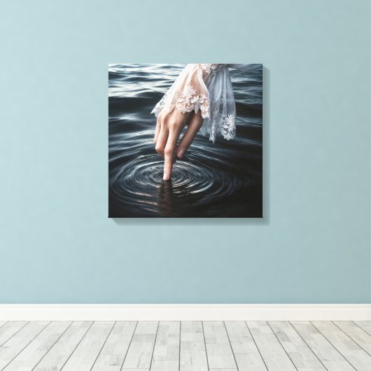 Vrouwenhands Aanraking Water Canvas Afdruk (Insitu (Houten vloer))