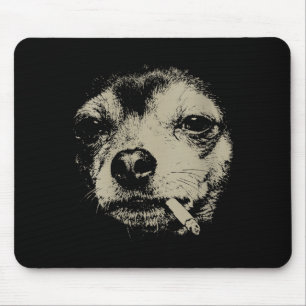 Vrouwenhond die sigaret rookt grappige chihuahua m muismat