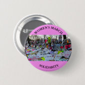 Vrouwenmars tekent de gelijkheidsknoop aan ronde button 5,7 cm (Voorkant /achterkant)