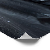 Vrouwenportret met regenjas staand op straat poster (Hoek)