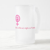 Vrouwenrechten: mensenrechten voorgespiegelde glaz matglas bierpul (Voorkant rechts)