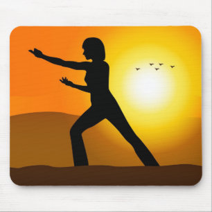 Vrouwensilhouet doet Tai Chi Muismat