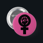 Vrouwensymbool met vuist ronde button 5,7 cm<br><div class="desc">Vrouw symbool met eerste shows het symbool voor vrouw met een opgeheven vuist binnenin. Dit icoon was een feministisch symbool in de jaren zeventig en symboliseert de kracht van vrouwen die samenwerken. Verander de achtergrondkleur als u wilt.</div>