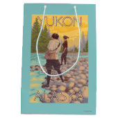Vrouwenvisserij - Yukon, Alaska Medium Cadeauzakje (Achterkant)