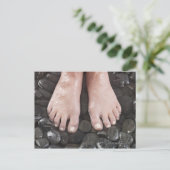 Vrouwenvoeten op kiezels briefkaart (Staand voorkant)
