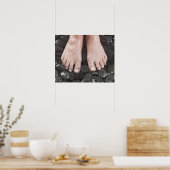 Vrouwenvoeten op kiezels poster (Keuken)
