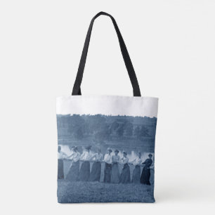 Vrouwenvrouw van 1890, Tug-O-War Fox River Blue Tote Bag
