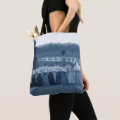 Vrouwenvrouw van 1890, Tug-O-War Fox River Blue Tote Bag (Dichtbij)
