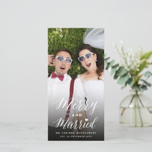 Vruchtbare en gehuwde Trendy Script Photo Weddensc Feestdagenkaart (Staand voorkant)