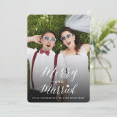 Vruchtbare en gehuwde Trendy Script Photo Weddensc Feestdagenkaart (Staand voorkant)