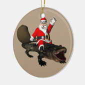 Vruchtloze kerstman die een alligator bestuurt keramisch ornament (Links)